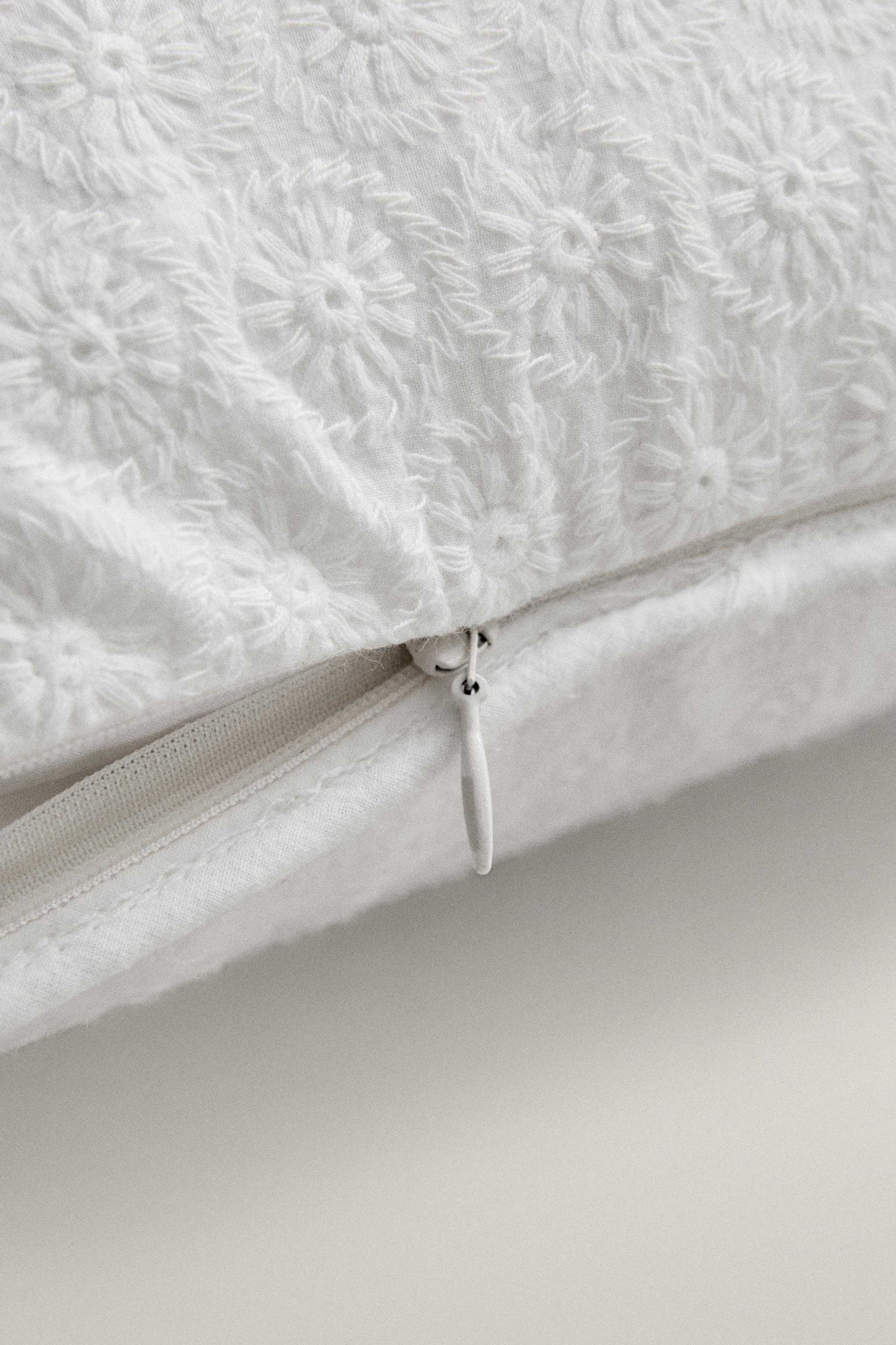 HOUSSE DE COUSSIN FLEURS BRODÉES